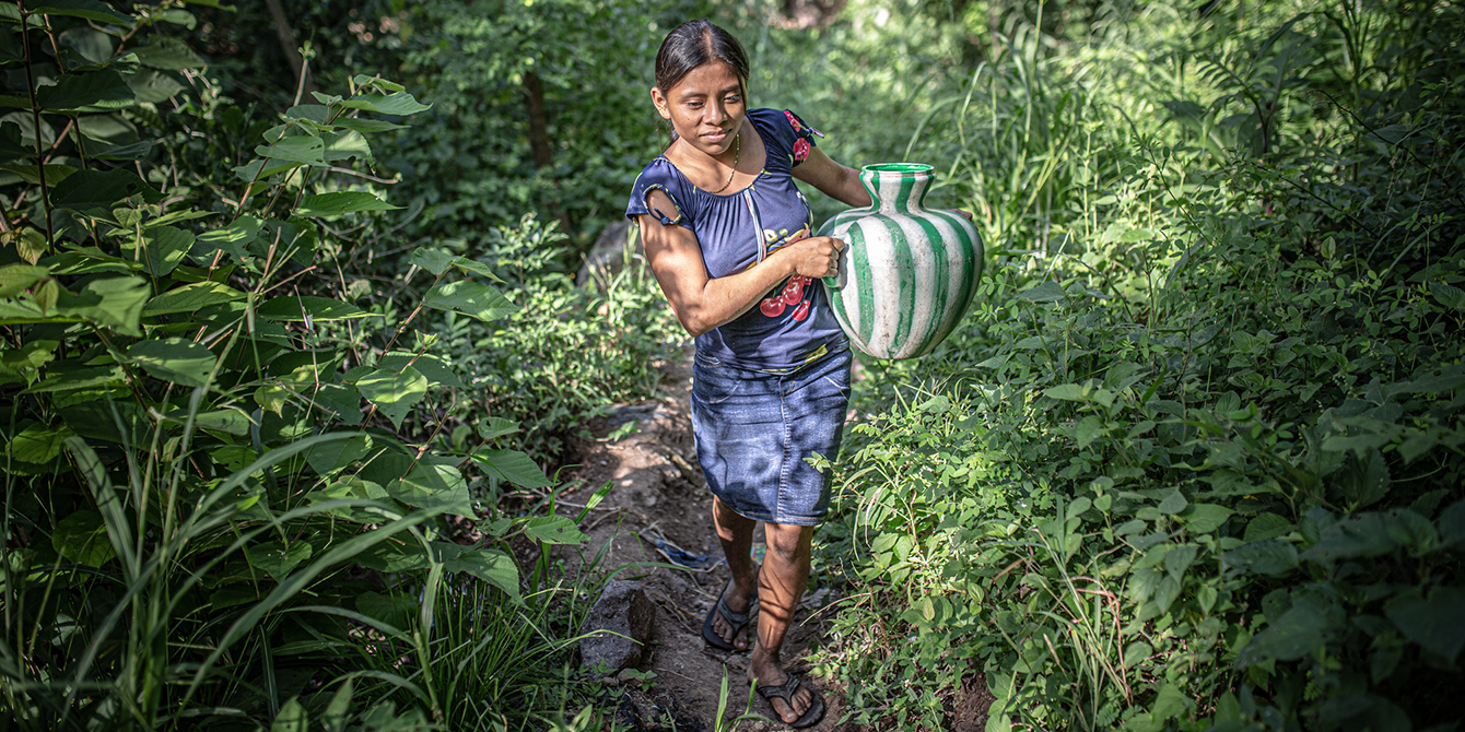 Joana Hernández Ramírez recoge agua. Ella vive en una de las zonas más secas de Guatemala. Joana Hernández Ramírez recoge agua. Ella vive en una de las zonas más secas de Guatemala.